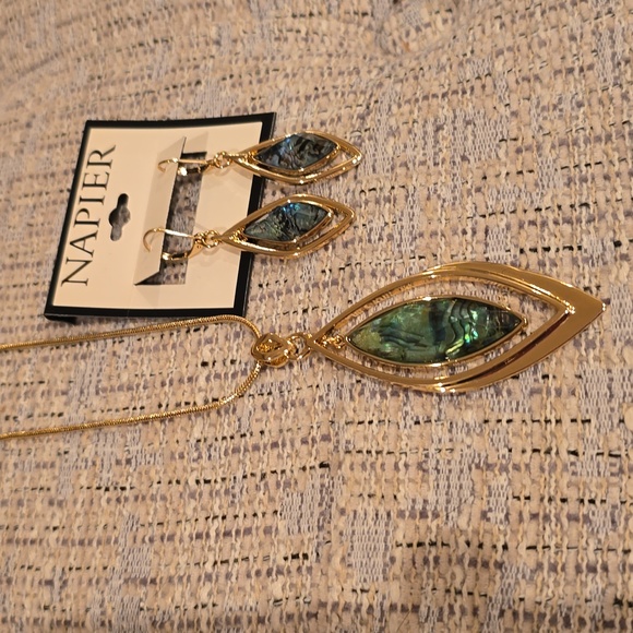 NAPIER BRAND WOMENS FASHION JEWELRY PENDANT NECKLACE & MATCHING DANGLE EARRINGS - Picture 3 of 12